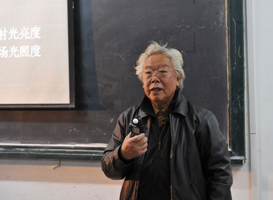 赵大鹏教授在为郁林摄影俱乐部高研班学员授课